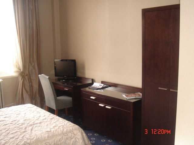 HOTEL-9-08-001.jpg
